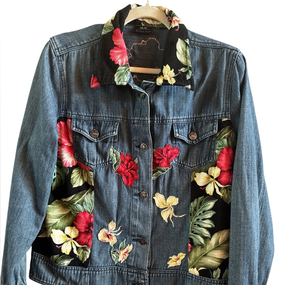 Striking Bailey’s Point Woman’s Denim Jacket Black Red Floral No Size Tag‎